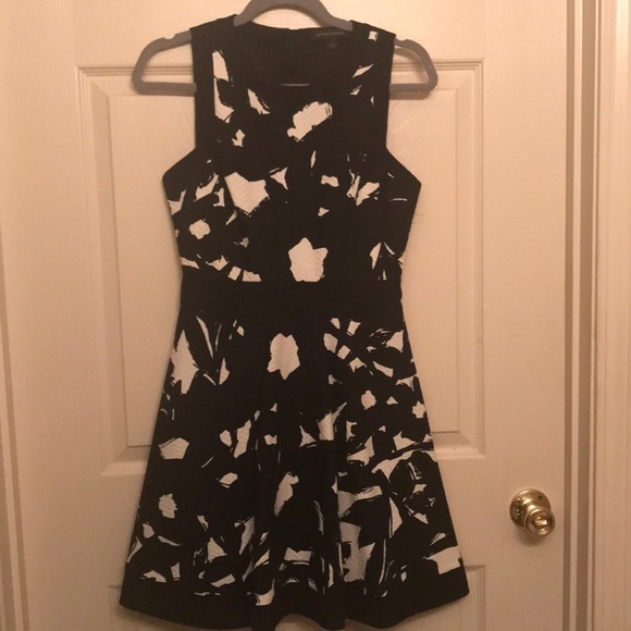 Banana Republic White and Black Pattern - Picture 2 of 8